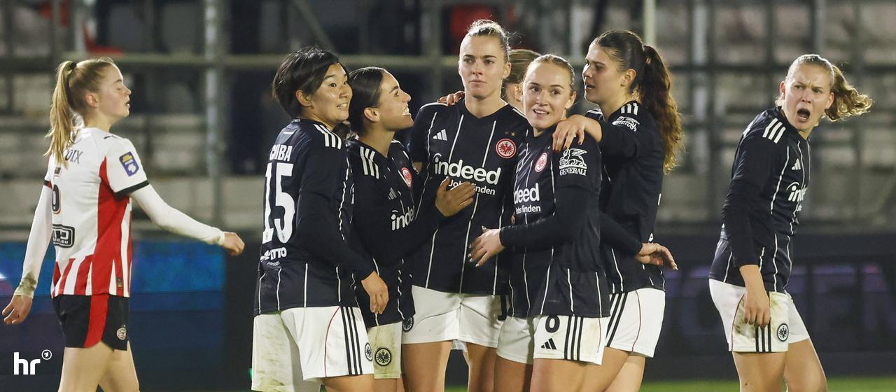 The Eintracht Frankfurt footballers celebrate the 1:1 by Laura Freigang