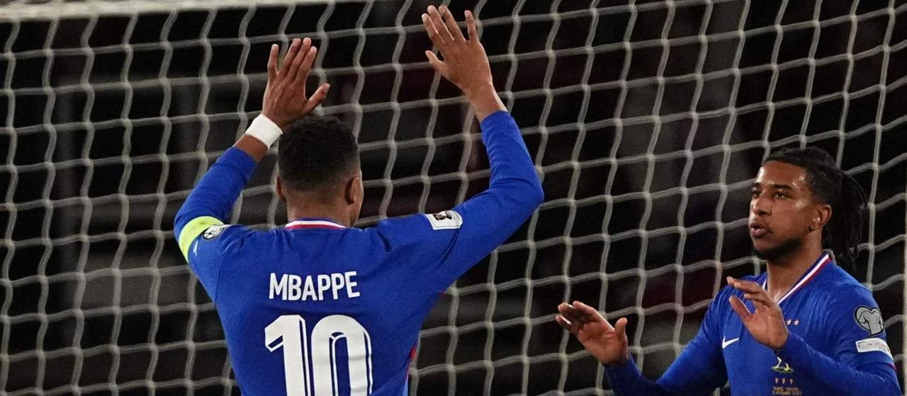 Michael Olise (r.) cheers with Kylian Mbappé (l.)