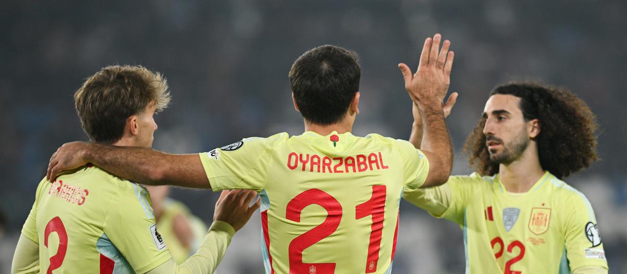 Mikel Oyarzabal celebrates his goal with his teammates