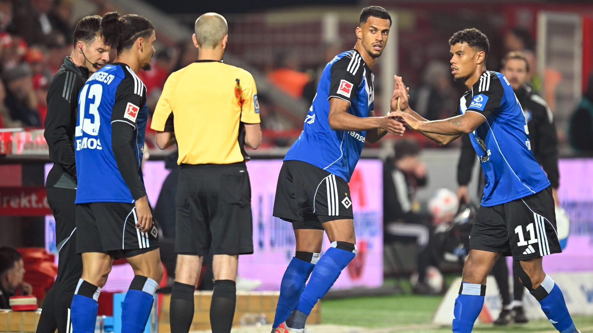Robert Glatzel (3rd from left) and Ransford Königsdörffer high five (archive photo): One of the two HSV strikers should be in the starting line-up against Augsburg.