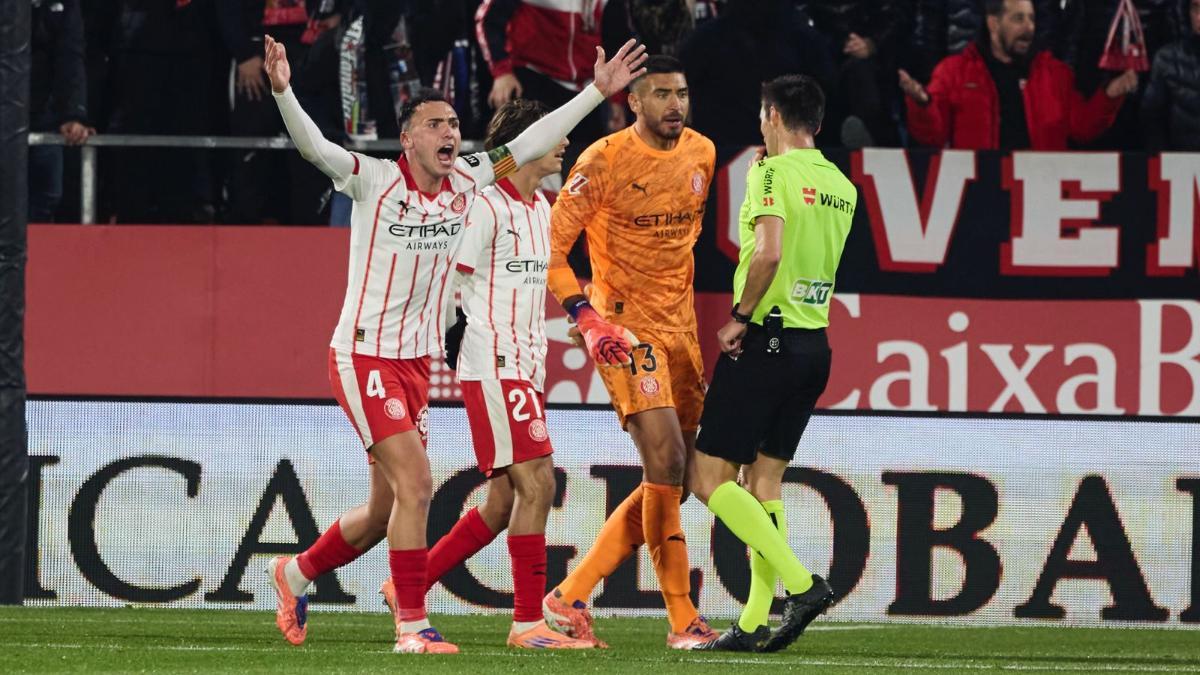 The protests of the footballers to Ricardo de Burgos after the goal - later annulled - by Mbappé