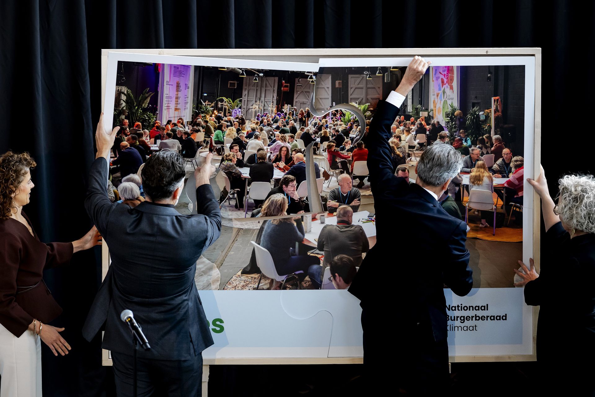 Prime Minister Dick Schoof and ministers Sophie Hermans and Frank Rijkaart put together the symbolic puzzle.