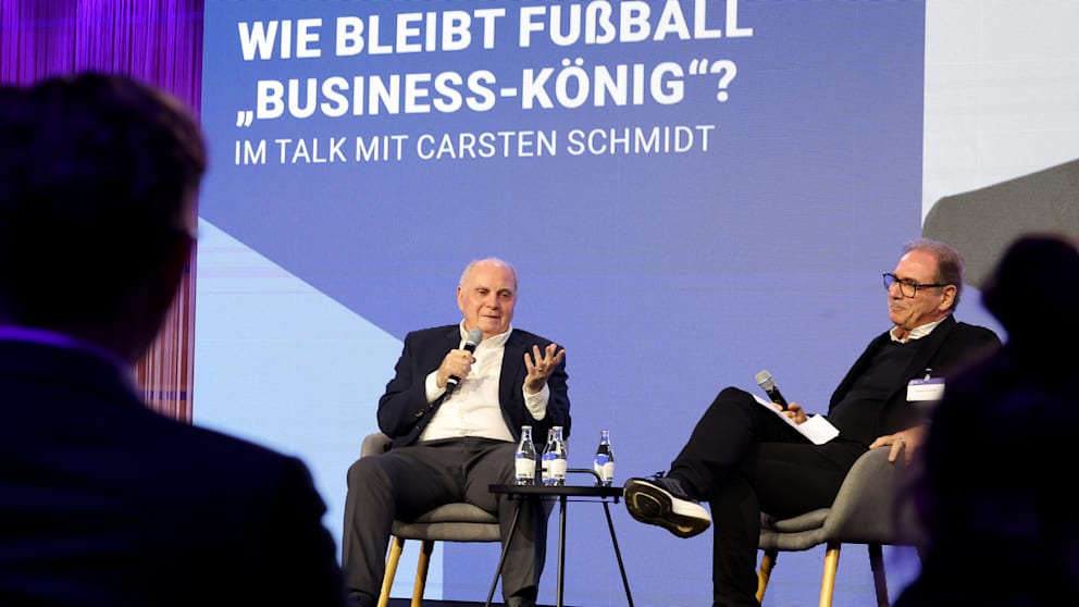 Hoeneß auf der Bühne mit Moderator Carsten Schmidt