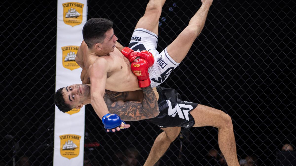 Manguelo performs a suplex on his rival in WAR 4