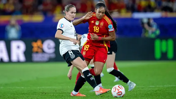 Sydney Lohmann (l.) in Germany's game against Spain