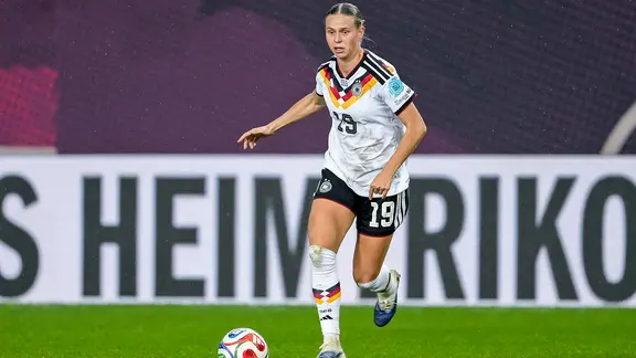 Klara Bühl in the DFB jersey on the ball