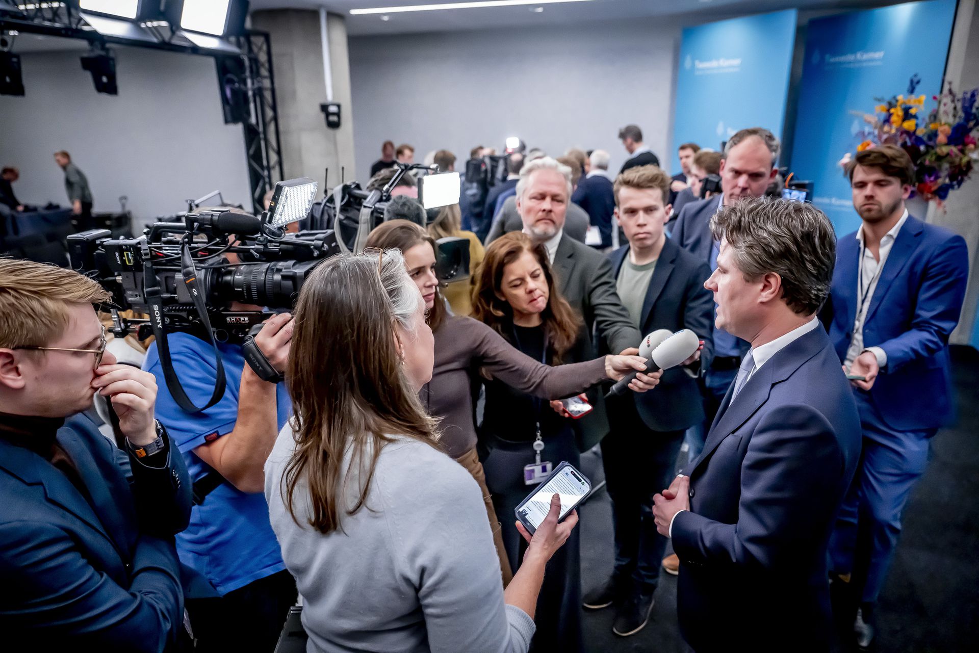 Henri Bontenbal talking to the press at the presentation of the interim report by informant Sybrand Buma.