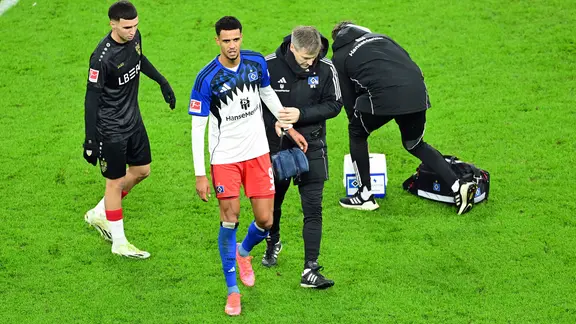 Robert Glatzel from HSV leaves the pitch injured