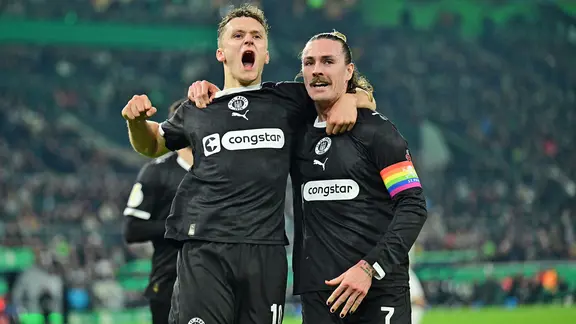 St. Pauli's Martijn Kaars (l.) celebrates his goal