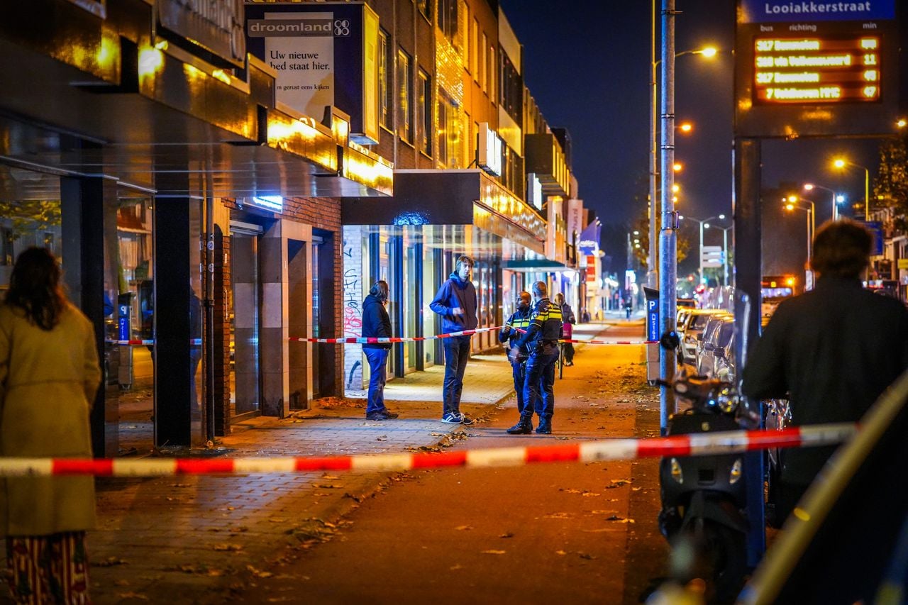 People on the street after explosion at Aalsterweg apartment complex (photo: Persbureau Heitink).