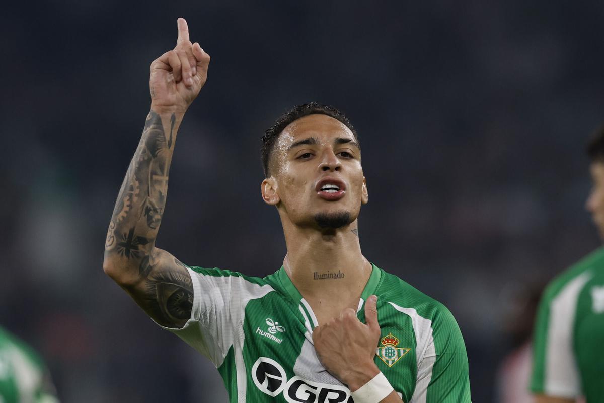 Betis' Brazilian forward Antony dos Santos, during a Europa League match on November 6. EFE/Julio Muñoz