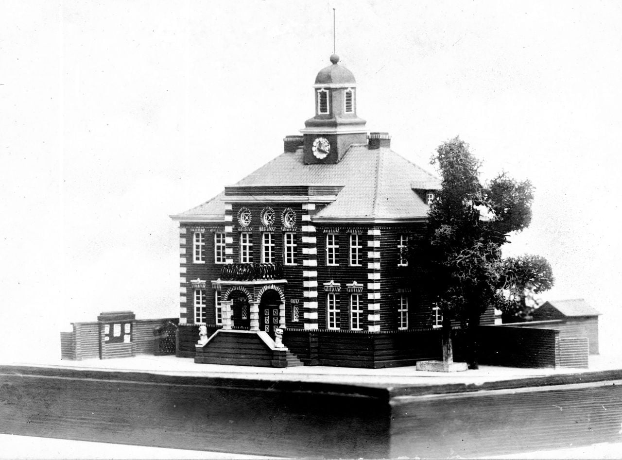 The model that architect Theo Taen made of the Old Town Hall in Valkenswaard (photo: Wedding photo of Mia Cuypers and Frederic George Taen Err Toung (photo: Cuypers family).