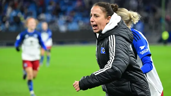 Liése Brancao has her trainer's license in her pocket and is an example of self-confidence. | WITTERS/Valeria Witters Coach Liése Brancao from the HSV women