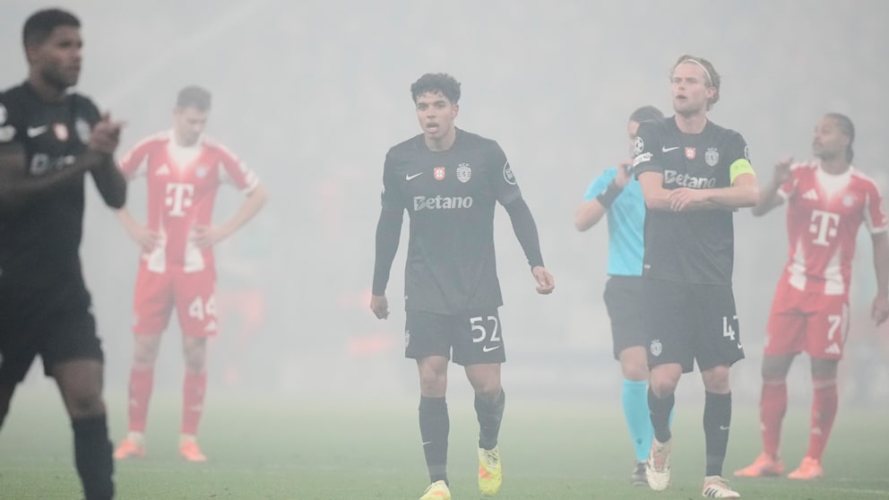 Durch die Pyro-Aktion zog dichter Nebel übers Spielfeld
