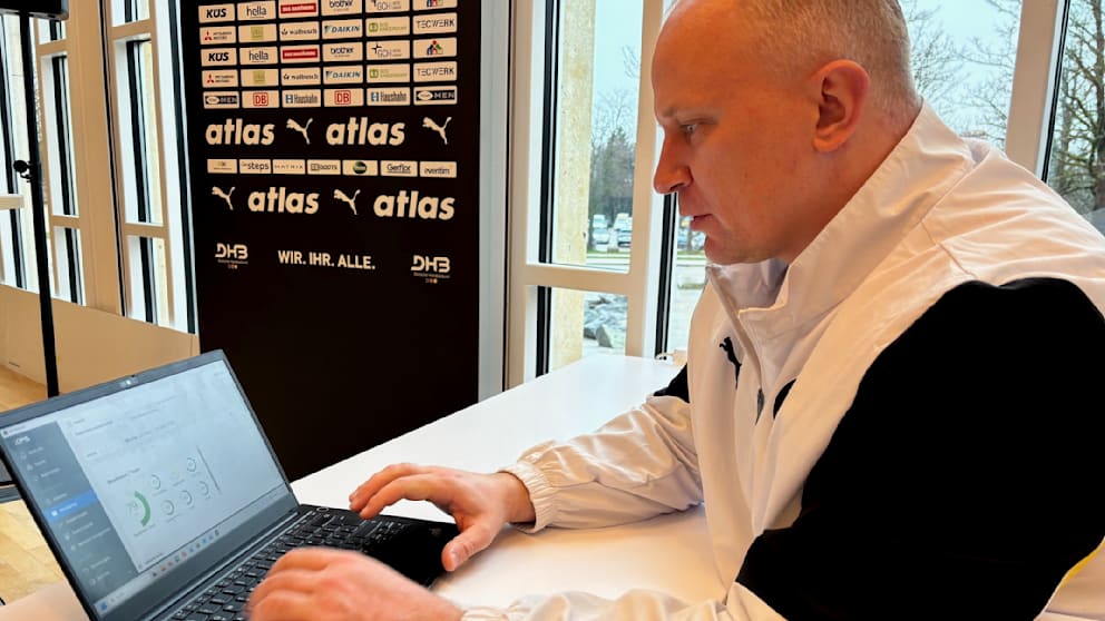 Dr. Simon Overkamp betreut alle deutschen Nationalspieler von der U17 bis zum A-Team (weiblich und  männlich) und auch die Beachhandball-Nationalteams. Das sind fast 400 Sportler