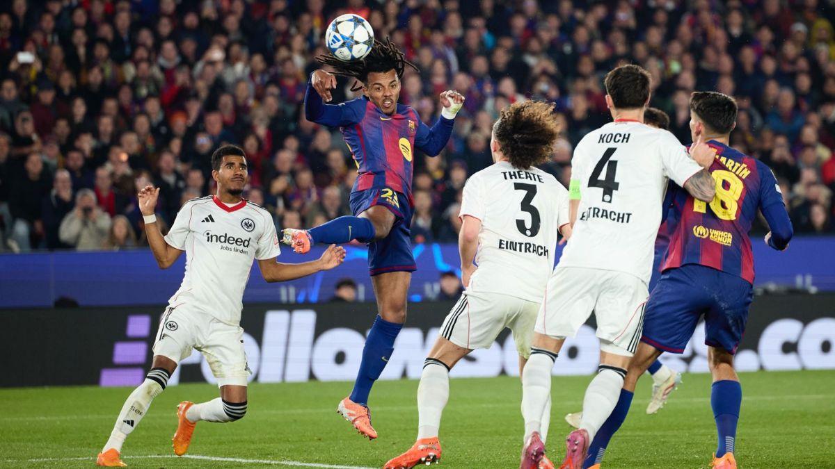 Jules Koundé suspends himself in the air to head home and score Barça's second goal