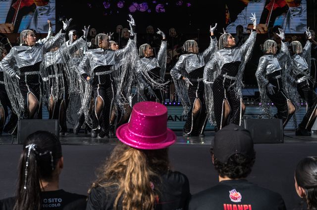 A dance competition between students from different schools in Caracas.