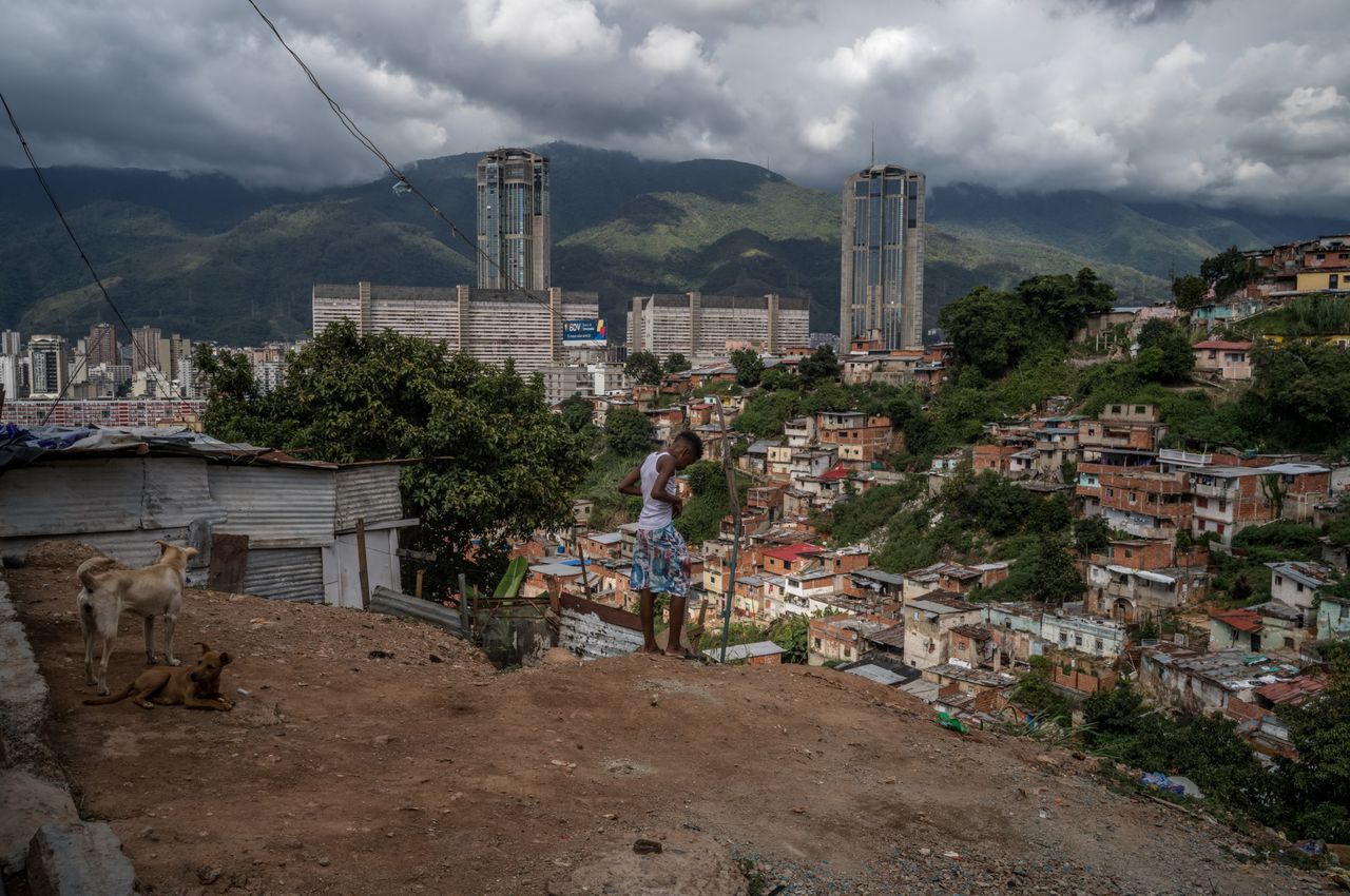 A child looks out over the slums of San Agustín. 