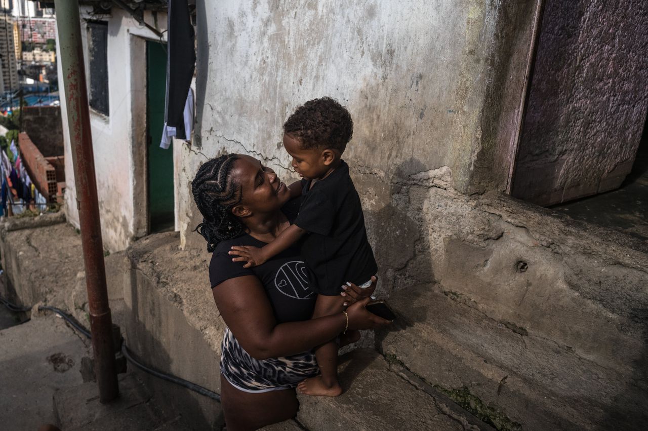 Lilimar Cedeño and her son in the San Agustín slum, November 20.