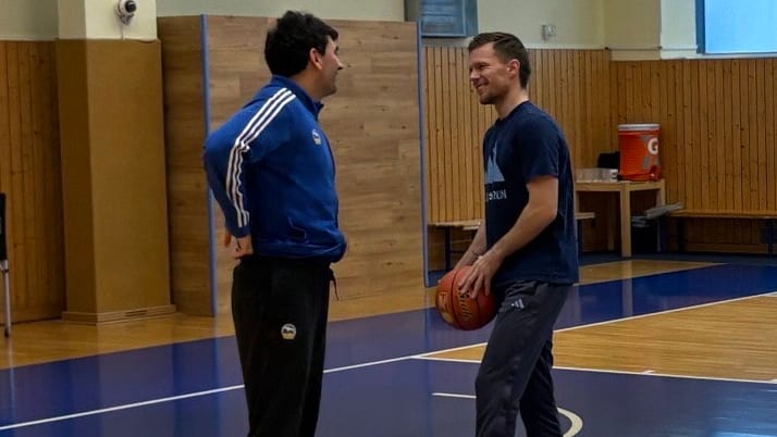 Gut gelaunt: Martin Hermannsson im Gespräch mit Albas-Assistenztrainer Vladimir Bogojević.