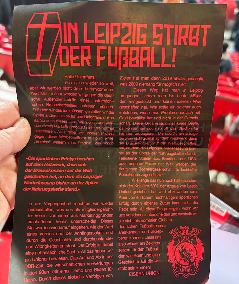 Diese Flugblätter gegen RB wurden im Stadion ausgeteilt