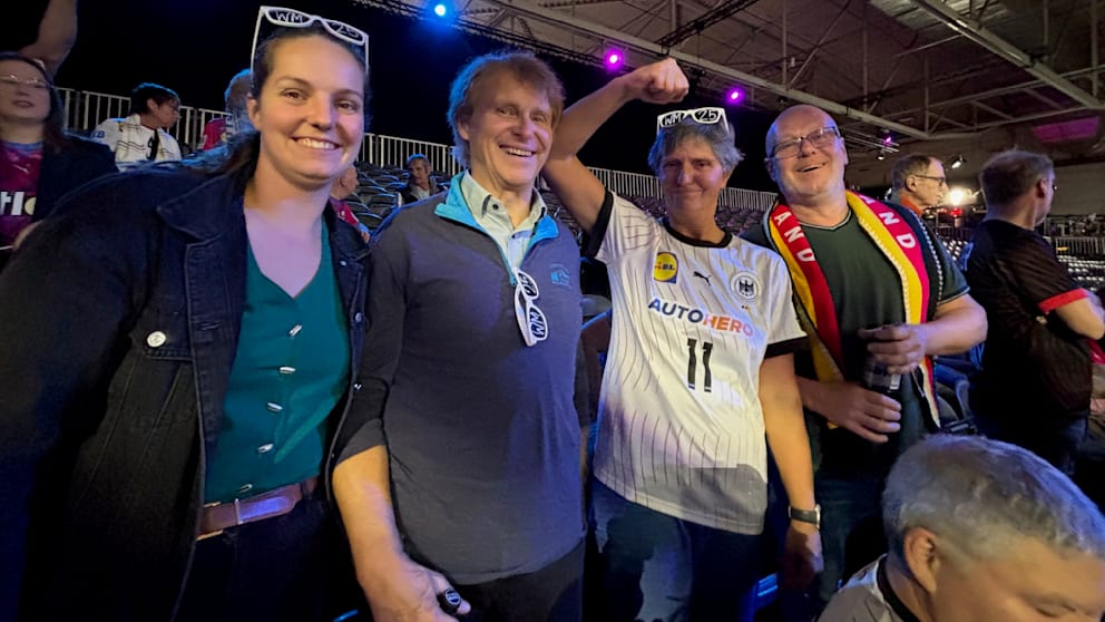 Schwester, Opa und die Eltern von Xenia Smits aus Belgien feiern ihre Tochter bei der WM