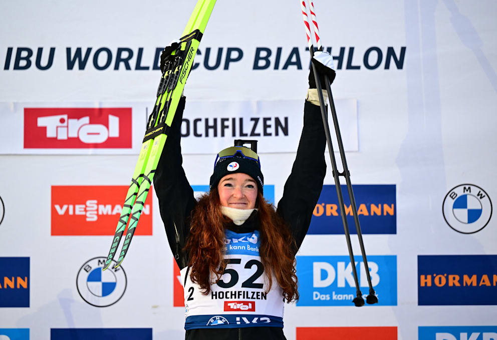 Jeanmonnot jubelt übre ihren Sieg im 7,5-km-Sprint