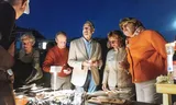 After the information evening in Doorn, there were salmon and sausages on the barbecue in the garden of the Beatrix residential care complex. 