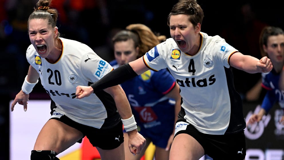 Emily Vogel (27/l.) und Alina Grijseels (29) jubeln nach dem Halbfinale