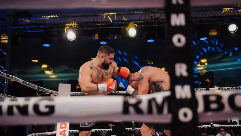 umut-camkiran-wbc-agir-siklet-asya-kemeri-macinda-abel-pesutu-maglup-etti-1765783322053.jpeg