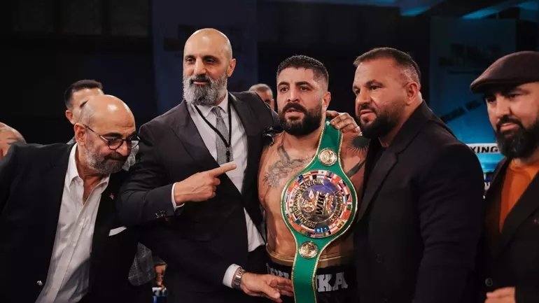 umut-camkiran-wbc-agir-siklet-asya-kemeri-macinda-abel-pesutu-maglup-etti-1765783352420.jpeg