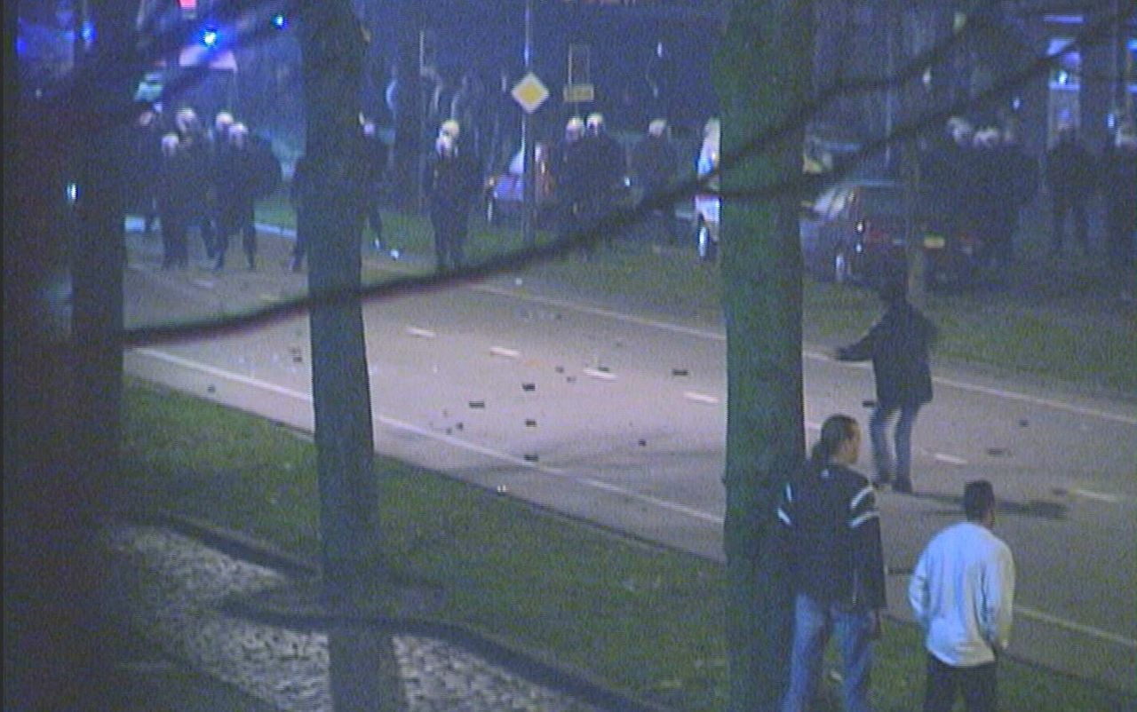 From his house Danny could clearly see the confrontation between the riot police and rioters (photo: Omroep Brabant).