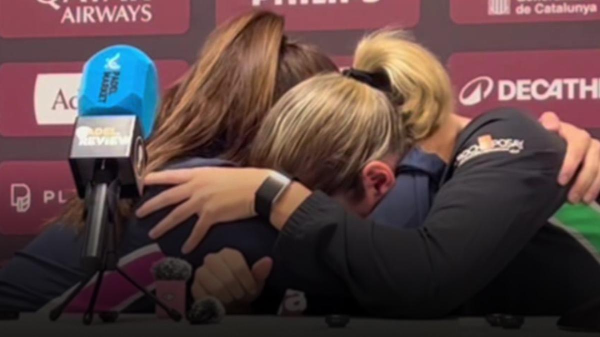 Ari and Paula's emotional hug in the press room