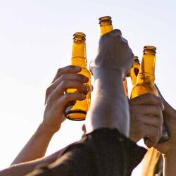 Toast with 0% beer. | Photo:Freepik