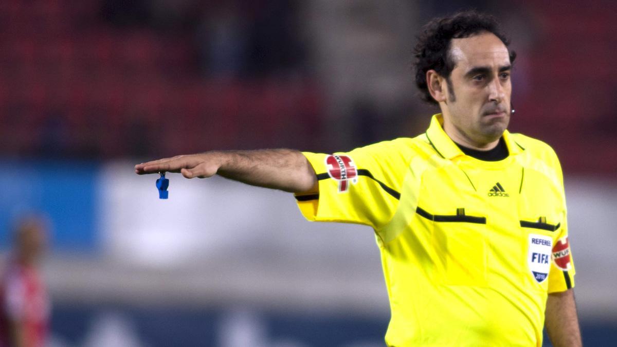 An image of Iturralde González during his activity as a referee in the First Division