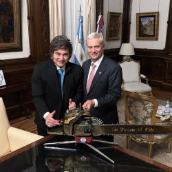 Kast, Milei and the chainsaw | Photo:Presidency