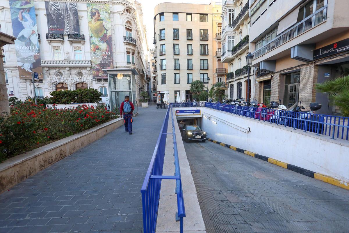 Exit ramp and pedestrian access (on the left of the image) to the parking lot located in the Plaza de Tetuán.