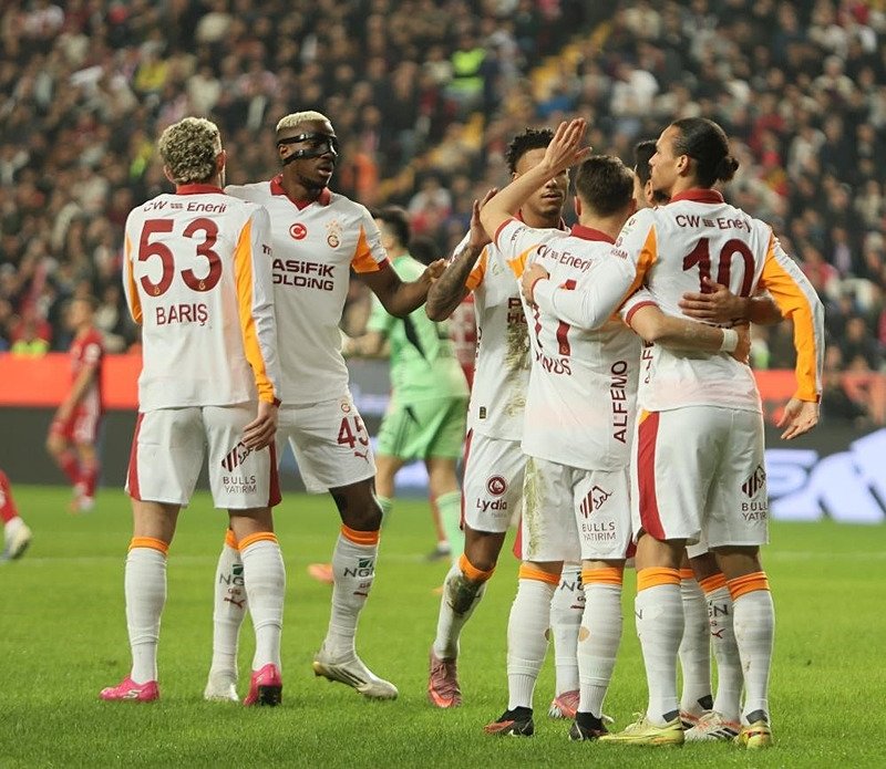 On which channel is the Galatasaray-Başakşehir match on?