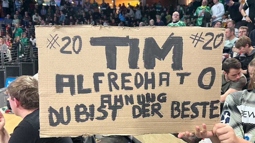 Auch die 9000 Fans stehen hinter Tim Freihöfer, halten zahlreiche Plakate hoch