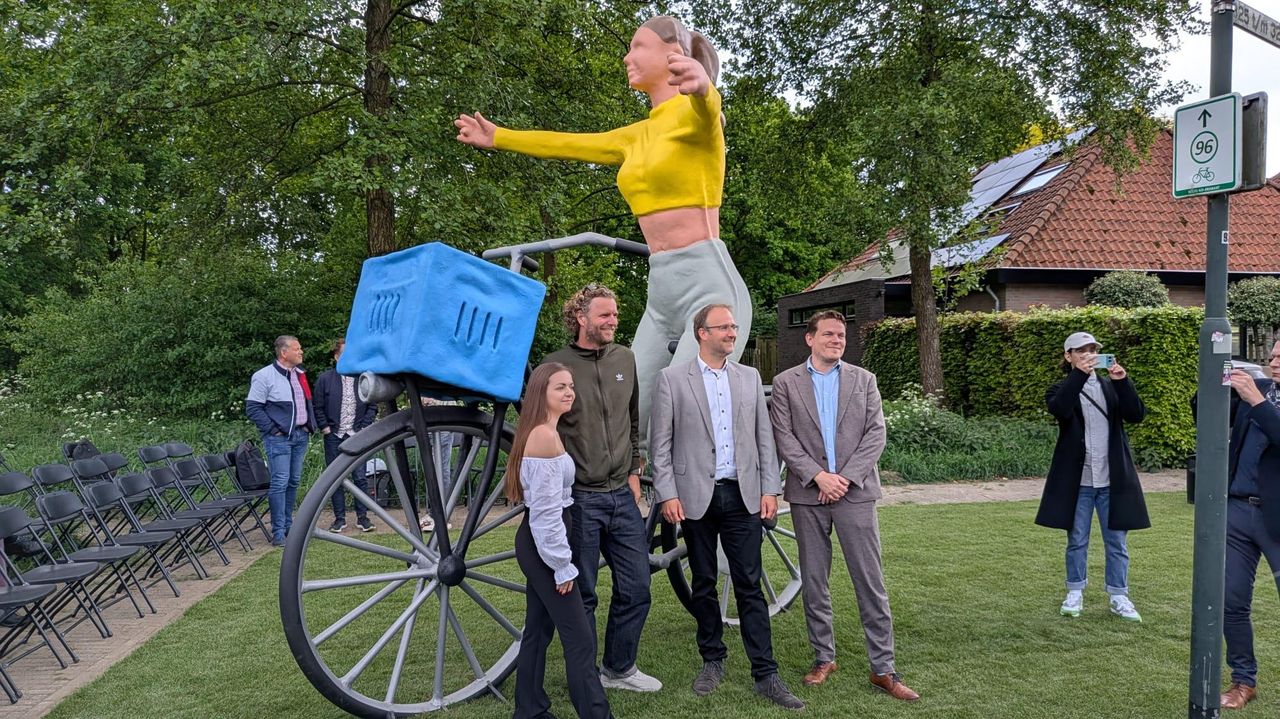Lonneke and artist Florentijn with the alderman and deputy at the unveiling of the statue in May.