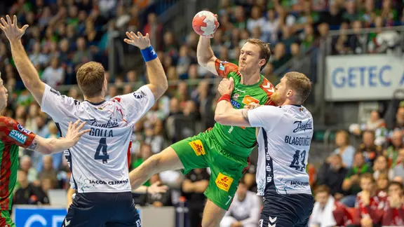 Flensburg's Johannes Golla (l.) and Blaž Blagotinšek (r.) try to stop Magdeburg's Felix Claar. | IMAGO / Steinsiek.CH Flensburg's Johannes Golla (l.) and Blaž Blagotinšek (r.) try to stop Magdeburg's Felix Claar.