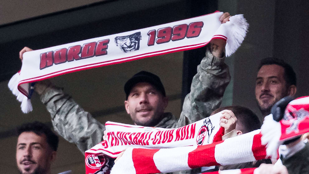Poldi auf der Tribüne in Köln