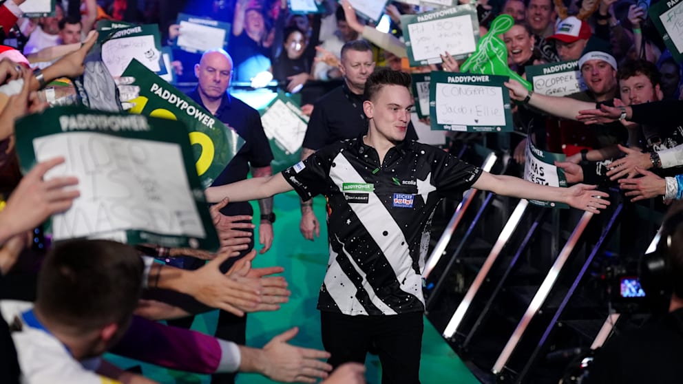 Pikachu lässt sich von den deutschen Fans im Ally Pally feiern