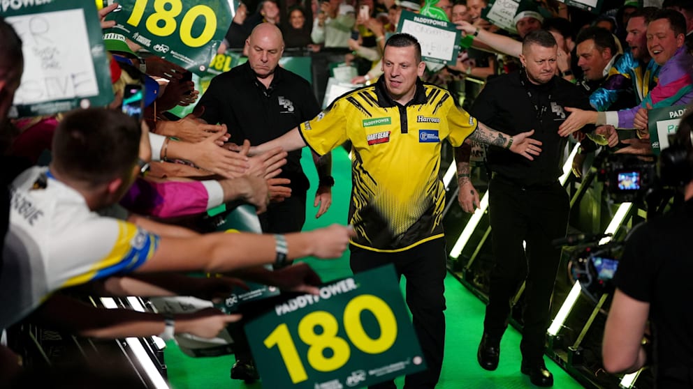 Chisnall klatscht beim Walk-on die Fans ab