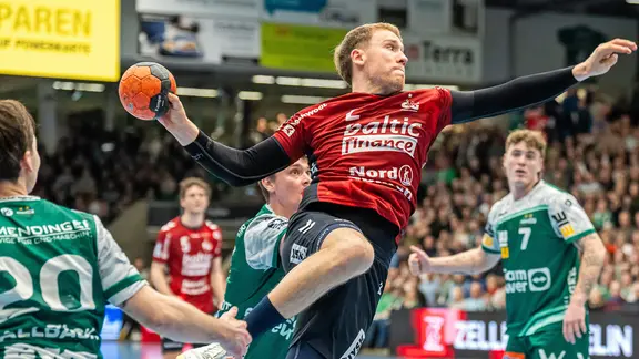 Flensburg's Simon Pytlick throwing.