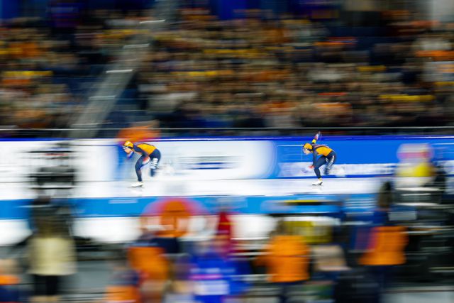 Jutta Leerdam and Femke Kok during the 500 meters on the last day of the third Speed ​​Skating World Cup in the Thialf stadium. 