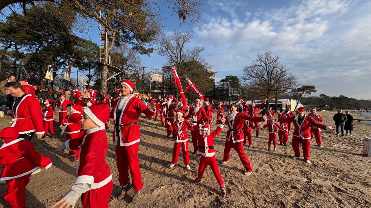 The warm-up for the Santa Run (photo: Imke van de Laar).