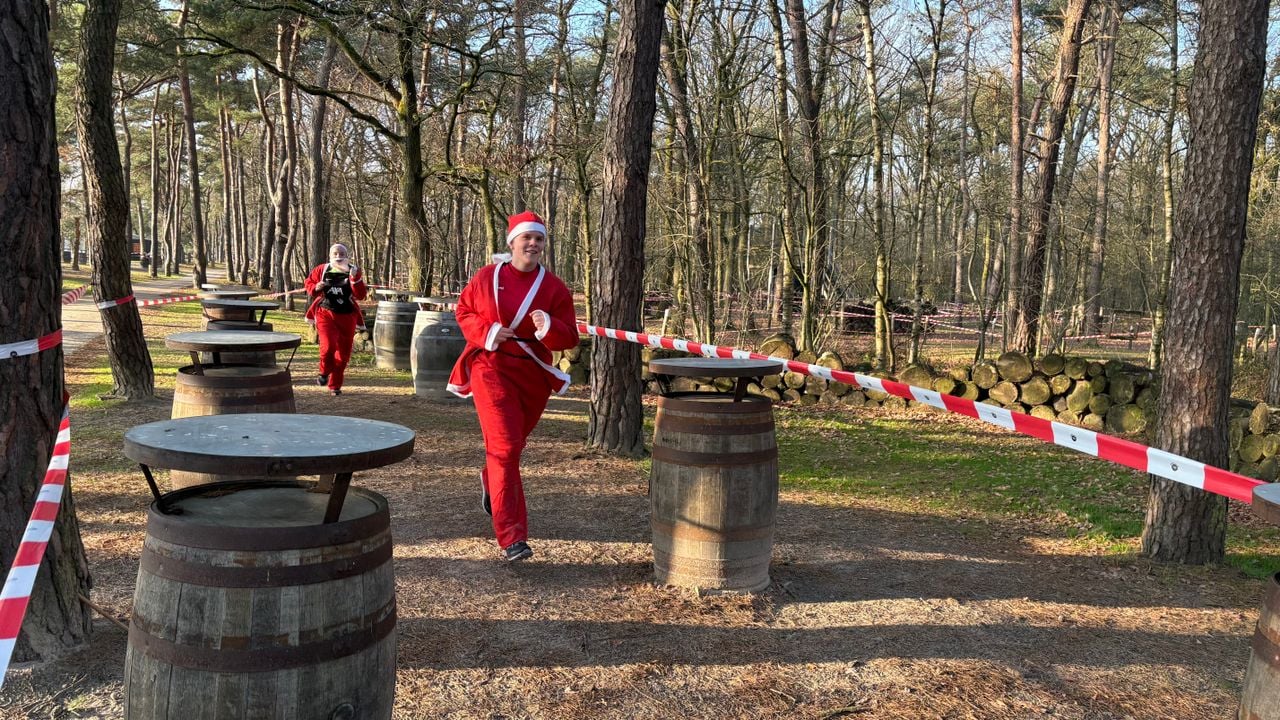 Running through the woods at Santa Fun Run Vught (photo: Imke van de Laar).