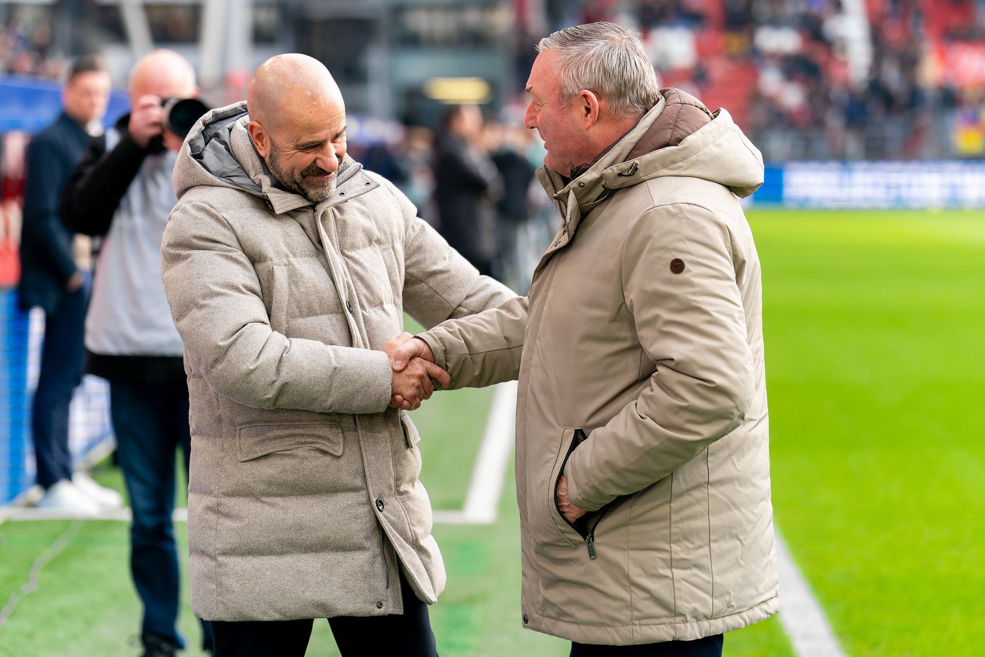 Peter Bosz greets his colleague at FC Utrecht, Ron Jans. 