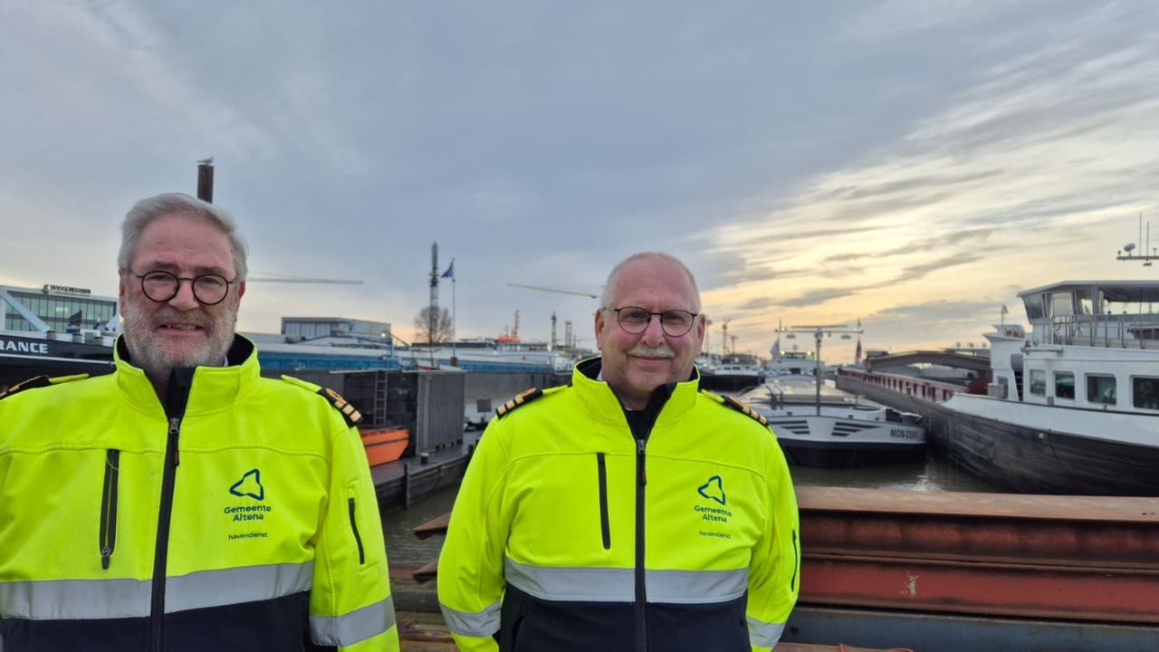 Harbor masters Lou Goedel (left) and Jan Smit (right) in the port of Werkendam (photo: Niek de Bruijn)